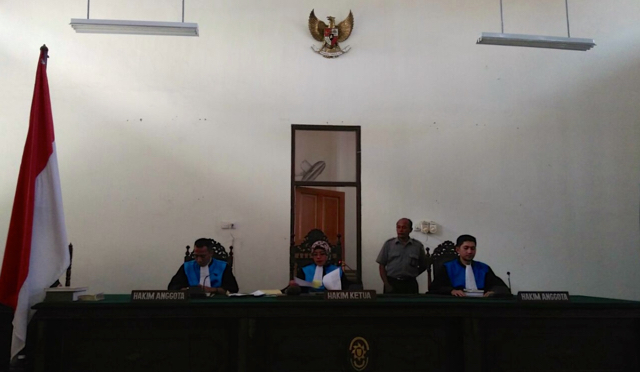 Majelis hakim yang menyidangkan gugatan LBH Padang kepada Gubernur Sumbar atas izin operasi perusahaan tambang. Foto: Vinolia
