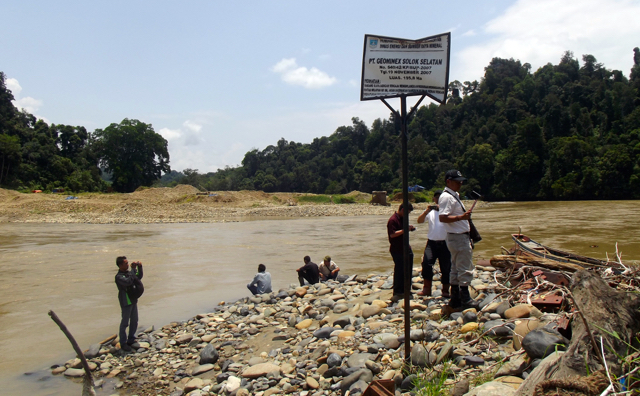 Tim terpadu saat survei ke lokasi tambang emas milik PT Geominex Sapek di sungai Batang Hari 21 Maret 2013. Foto: dokumen Dinas Kehutanan Sumbar
