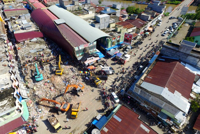 Kerusakan dampak gempa 6.5 SR di Pidie Jaya. Evakuasi terus dilakukan. Foto: Twitter Sutopo P Nugroho, BNPB
