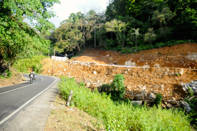 Pembangunan jalan layang. Tampak tebing karst dibabat. Foto: Eko Rusdianto