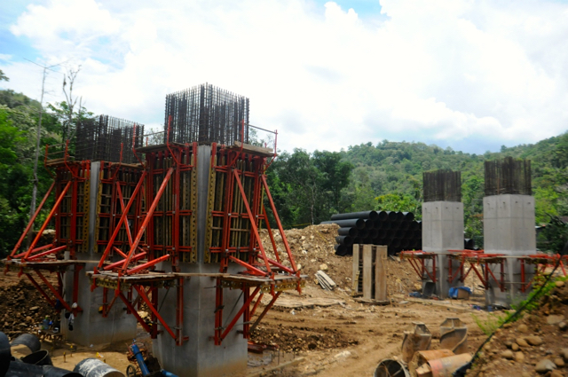 Proses pembangunan jalan. Foto: Eko Rusdianto