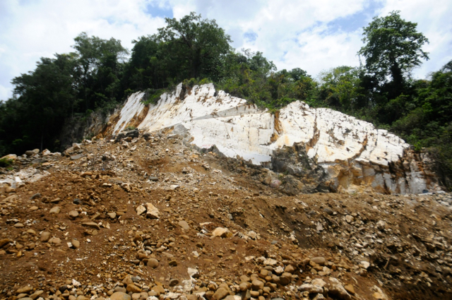 Karst yang dibelah buat jalan layang. Foto: Eko Rusdianto