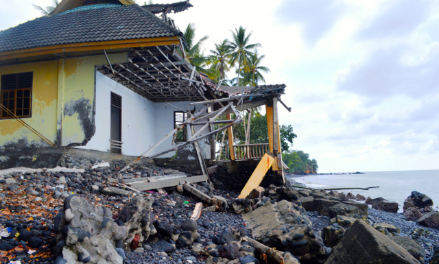 Kadaton Kecil Sultan Ternate di kelurahan Afetaduma yang kondisi semakinnya rusak parah karena abrasi. Foto: M Rahmat Ulhaz 