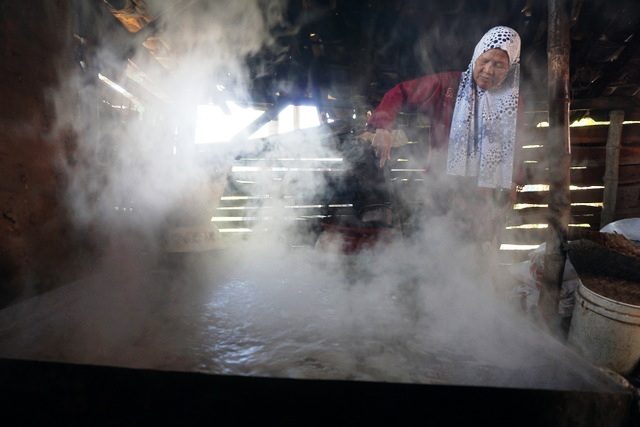 Farihin merebus garam terakhirnya di Dusun Mencorek, Kecamatan Brondong, Lamongan, Jawa Timur. Farihin merupakan satu dari 5 rumah tangga pemasak garam yang tersisa di kampung tersebut. Foto Anton Muhajir