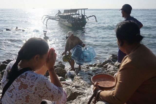 Masyarakat Bali melakukan banyak penghormatan pada laut melalui ritual dan keseharian. Misalnya sembahyang memohon keselamatan Dewa Baruna sebelum menyeberang. Namun perilaku nyampah belum banyak disadari sebagai salah satu yang merusak laut serta isinya. Foto: Luh De Suriyani