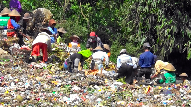 Para pemulung sedang memilah sampah. Foto: Nuswantoro