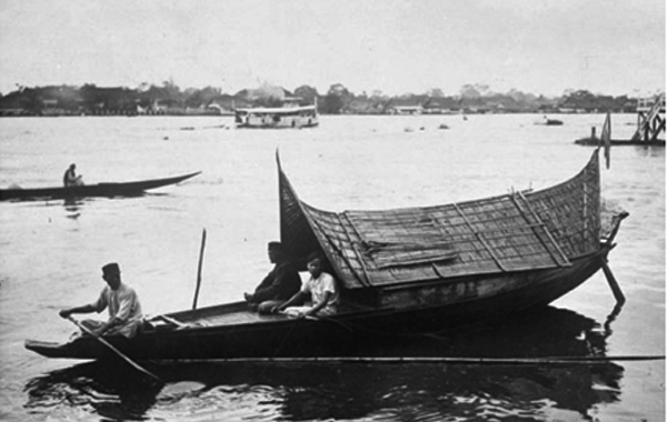 Perahu kajang di Sungai Musi yang masih terlihat hingga tahun 1980-an. Foto: Koleksi Palembang Tempoe Doeloe