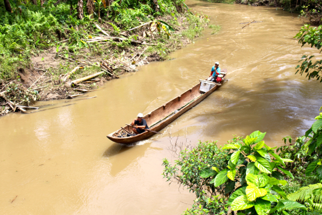 Pompong, salah satu alat transportasi warga di Monganpoula, SIberut Utara. Foto: Vinolia