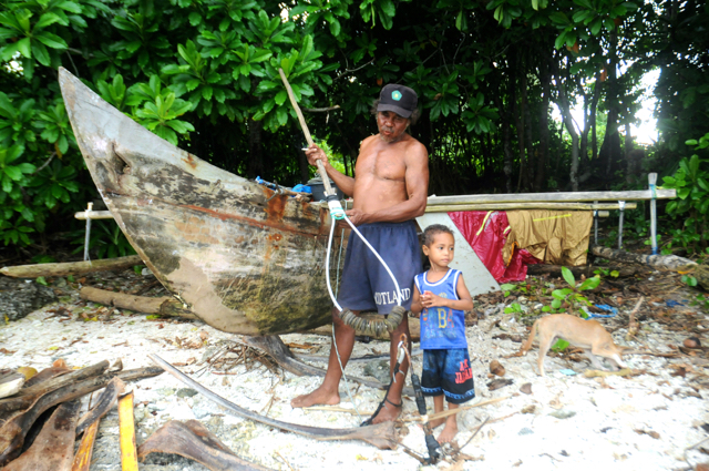 Septinus memperlihatkan alat tradisional menangkap hiu. Foto: Eko Rusdianto