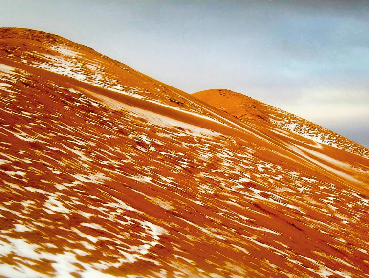 Salju turun di gurun pasir di dekat kota kecil Ain Sefra, Aljazair yang terletak di Pegunungan Atlas, di ujung utara gurun Sahara. Foto ; Karim Bouchetata/Geoff Robinson
