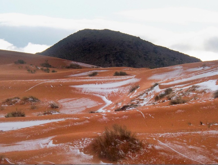 Salju turun di gurun pasir di dekat kota kecil Ain Sefra, Aljazair yang terletak di Pegunungan Atlas, di ujung utara gurun Sahara. Foto ; Karim Bouchetata/Geoff Robinson