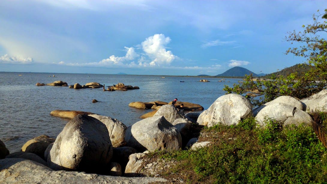 Keindahan alam yang ditawarkan di sekitar Pulau Simping. Foto: Putri Hadrian