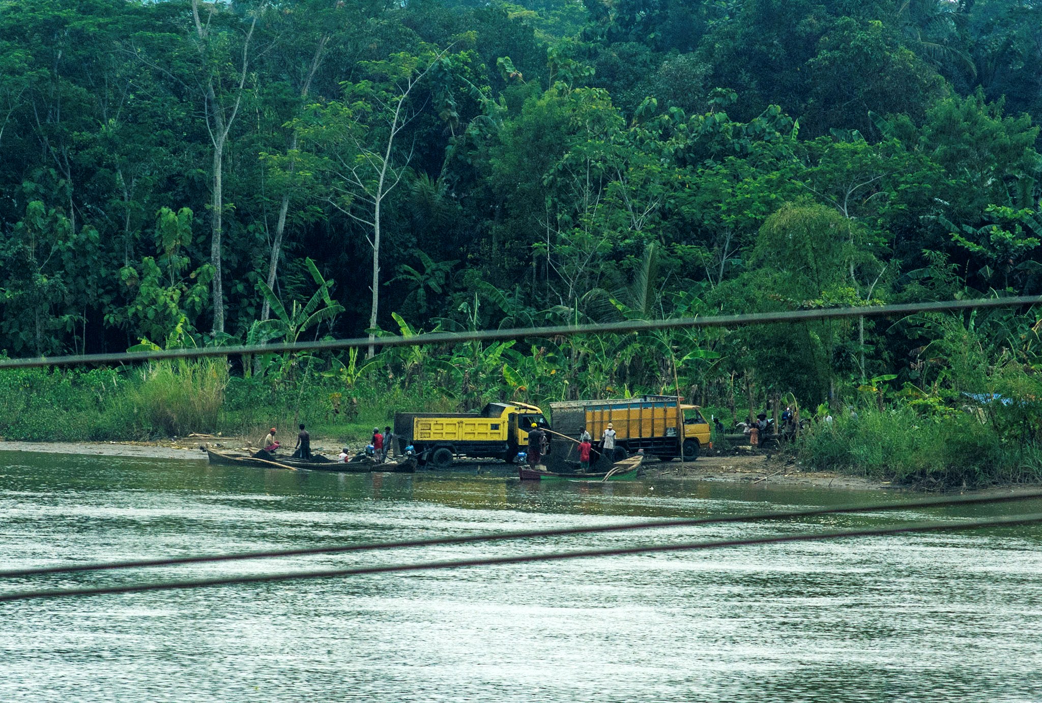 Truk-truk yang mengangkut pasir hasil penambangan di Sungai Serayu, Banyumas, Jawa Tengah. Aktivitas penambangan pasir ini merugikan lingkungan karena meningkatkan abrasi di sepanjang DAS Serayu. Foto : L Darmawan