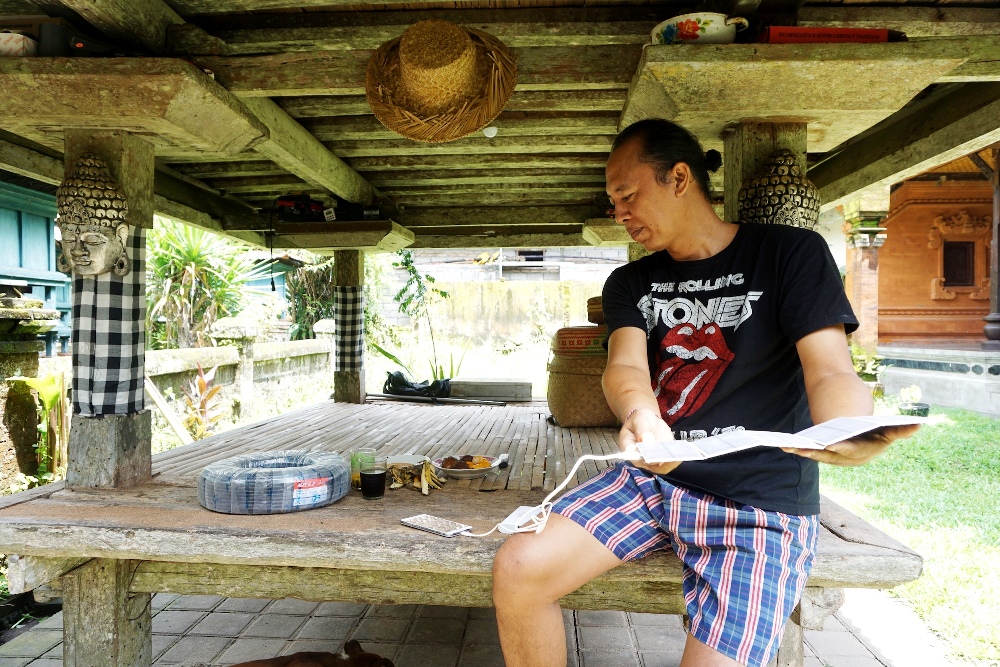 Gung Kayon memperlihatkan solar panel portable. Atas upaya mewujudkan kemandirian energi di desanya Desa Geluntung, Kecamatan Marga, Tabanan, Bali, Gung Kayon mendapat anugerah dari Kementerian ESDM  pada November 2016. Foto : Anton Muhajir