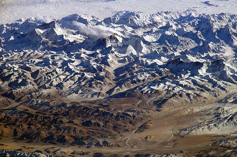Pegunungan Himalaya yang memanjang di lima negara, Pakistan, India, Tiongkok, Bhutan, dan Nepal. Sumber: Wikipedia