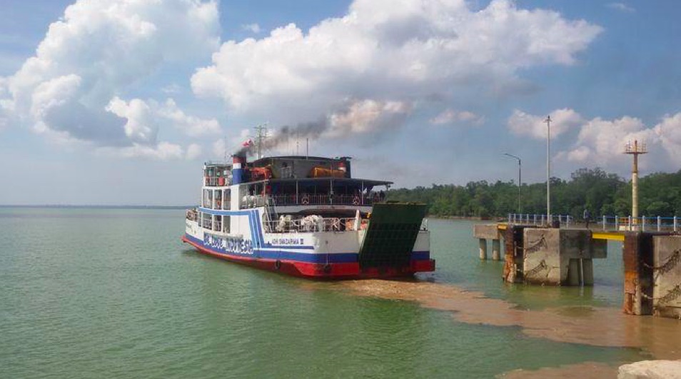 Kapal ferry dari pelabuhan Tanjung Api-Api berangkat menuju Bangka. Foto Yandi Triansyah/Sriwijaya Post