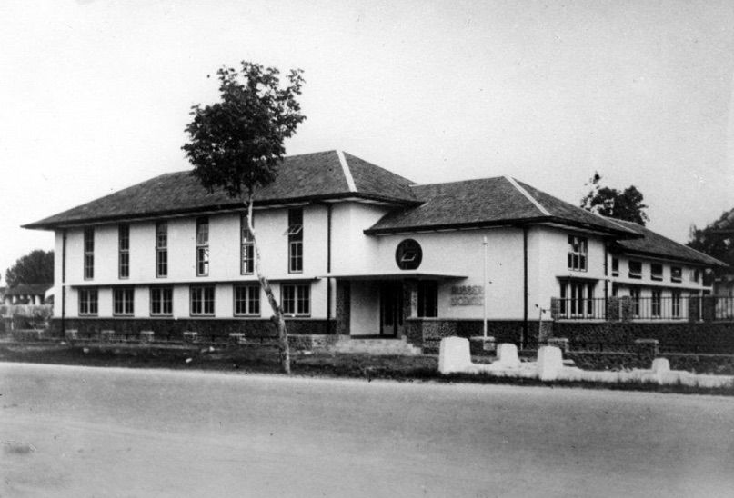 Rubber Restrict Kantoor di Palembang difoto tahun 1930-an. Kantor ini mengontrol kualitas, harga dan eksport karet guna menghadapi krisis ekonomi global. Foto Palembang Dalam Sketsa 