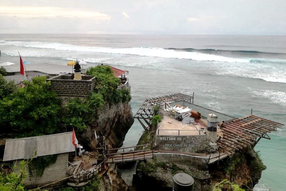Pembangunan kafe diatas batu karang di Kawasan Uluwatu Bali selatan termasuk yang melanggar Perda Tata Ruang di Bali. Foto : Anton Muhajir