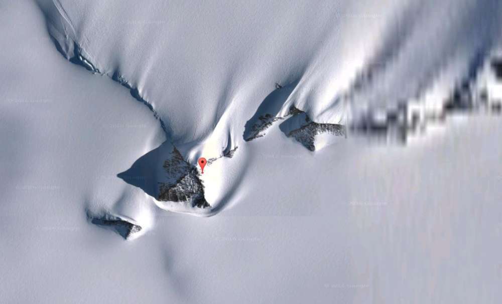 Penemuan piramida di Kutub Selatan ini menimbulkan kehebohan di media sosial dan mengundang para ahli untuk menyelidikinya. Sumber: Google Earth