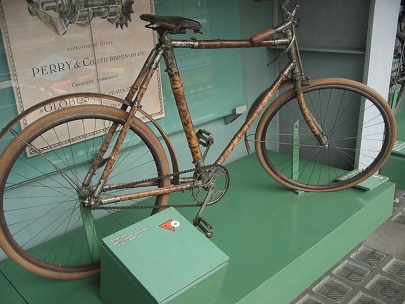 Rangka sepeda yang terbuat dari bambu, tahun 1896, yang dipajang di Praha Technical Museum. Sumber: Wikipedia