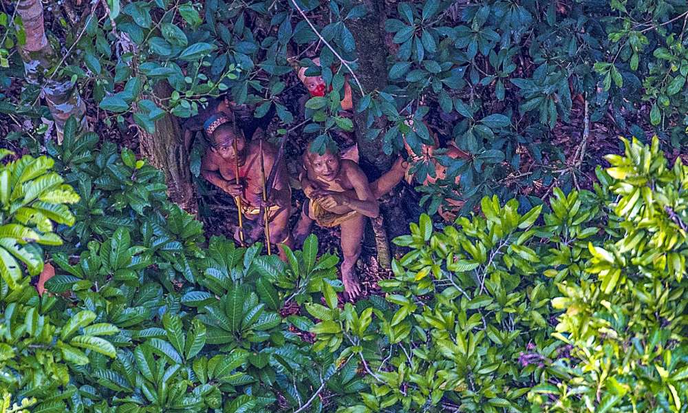 Terlihat beberapa anggota suku asli di Amazon ini mengusungkan panah ke arah helikopter yang mengabadikan gambar mereka. Foto: Ricardo Stuckert 