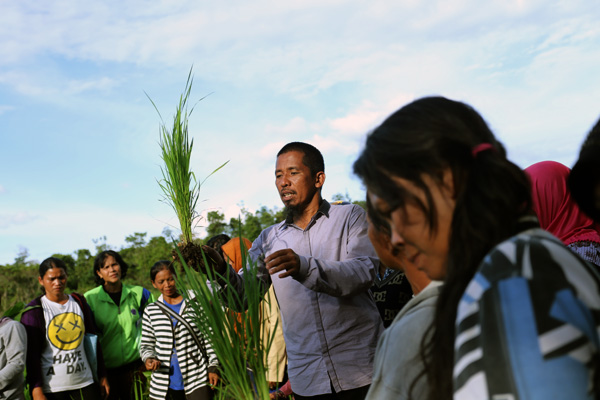 Anton Kamarudin tengah mempraktikkan metode Hazton kepada petani perempuan Desa Tekudak, Kapuas Hulu, Kalimantan Barat. Foto: Putri Hadrian