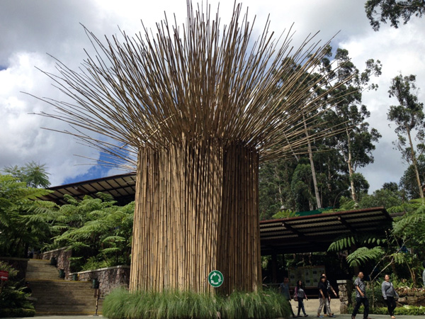 Sebuah karya seni rupa kontemporer di Dusun Bambu, Lembang, Jawa Barat, yang menggunakan media bambu. Foto: Taufik Wijaya