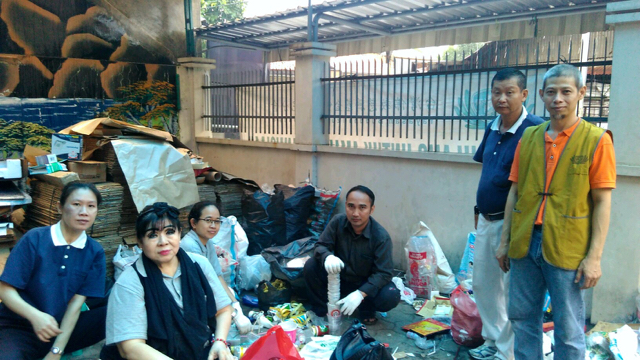 Para relawan di bank sampah Xie Li. Foto: Lusia Arumingtyas