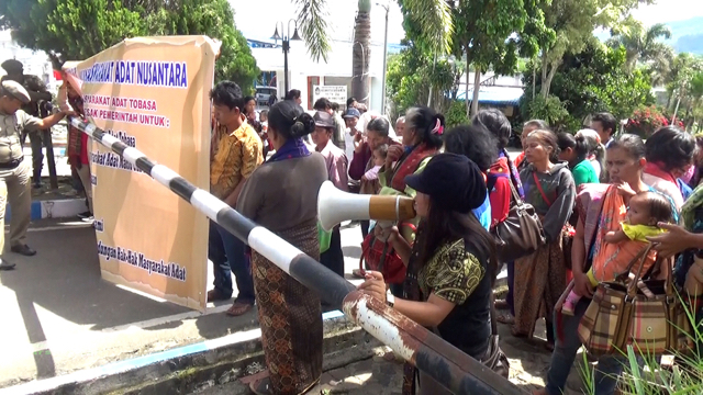 Komunitas adat unjuk rasa di Kantor Bupati Toba Samosir desak hentikan kriminalisasi warga oleh perusahaan. Foto: Ayat S Karokaro