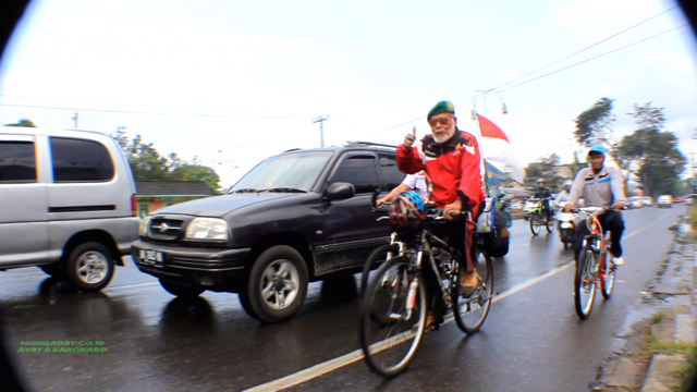 Kakek Andik, keliling Indonesia buat kampanye pelestarian lingkungan. Foto: Ayat S Karokaro