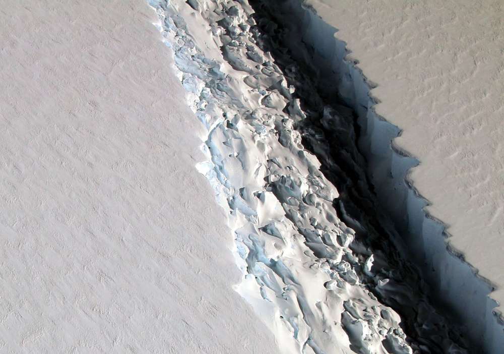 Jalur retaknya bongkahan es raksasa Larsen C di Kutub Selatan pada paruh kedua Desember 2016. Foto : John Sonntag/NASA 