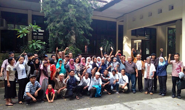 Warga Bukit Duri, usai sidang di PTUN Jakarta. Foto: Ciliwung Merdeka