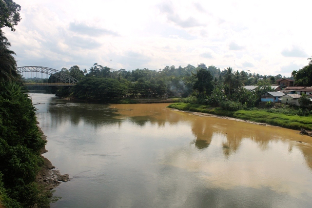 Sungai Batang Merangin, mulai tercemar. Setiap hari limbah pertambangan emas mengalir hingga air sungai berubah warna. Foto: Elviza Diana