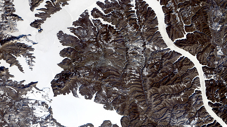 Dragon Lake, Siberia. Kredit: U.S. Geological Survey (USGS) EROS Data Center Satellite Systems Branch