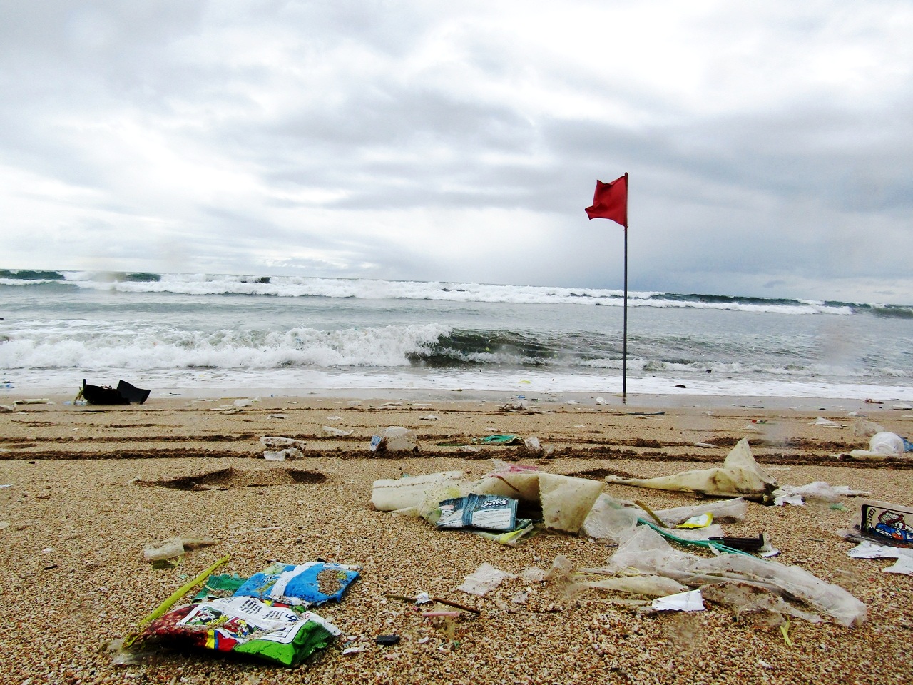 Hasil survei menunjukkan mayoritas sampah di pesisir Bali adalah plastik dan sumbernya dari daratan, sampah manusia yang dibuang sembarangan. Foto: Luh De Suriyani
