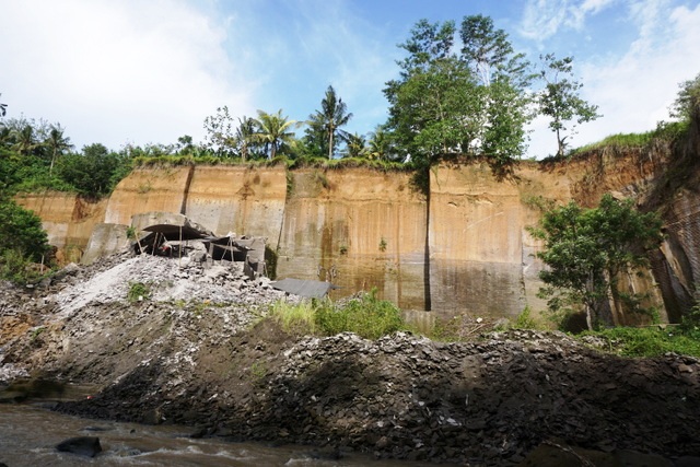 Lokasi penambangan dari pinggir sungai Petanu di Kemenuh, Kecamatan Sukawati, Gianyar, Bali. Tebing makin compang camping karena ditambang. Foto Anton Muhajir