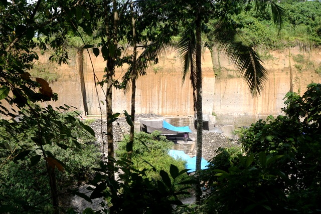 Lokasi penambangan dari pinggir sungai Petanu di Kemenuh, Kecamatan Sukawati, Gianyar, Bali. Tebing makin compang camping karena ditambang. Foto Anton Muhajir
