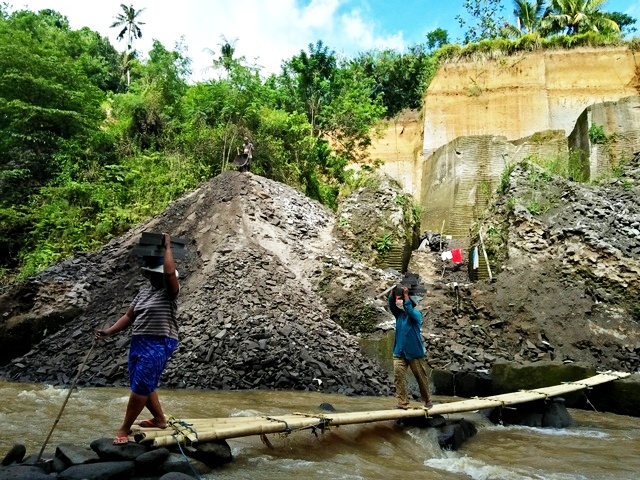Buruh angkut paras harus cukup berani melewati medan cukup berat dengan beban di kepala di Tukad (sungai) Petanu di Kemenuh, Kecamatan Sukawati, Gianyar, Bali. Foto Luh De Suriyani