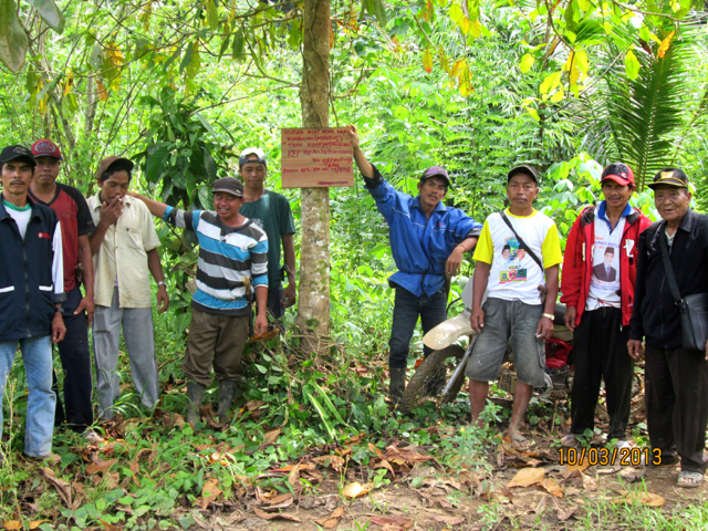 Warga Komunitas Napu, pasang pelang setelah putusan MK bahwa hutan adat buykan hutan negara. Foto: AMAN Tanah Bumbu