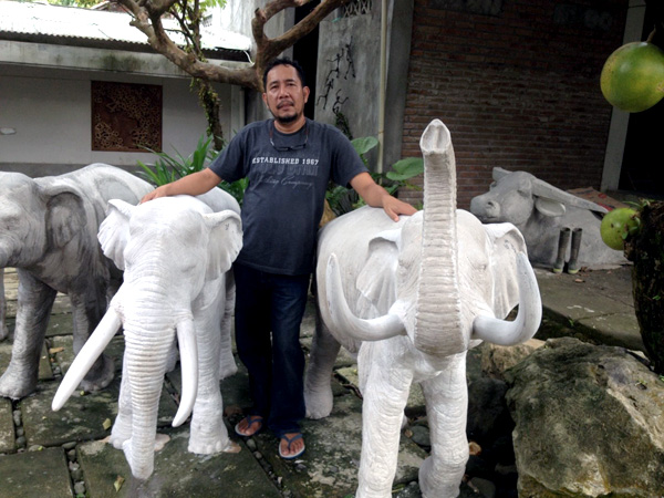 Komroden berdiri di depan patung gajah sumatera (realis). Foto: Taufik Wijaya