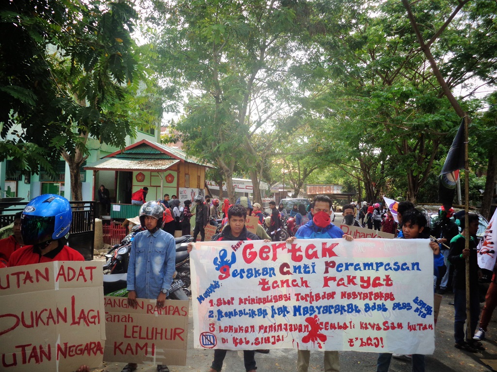 Perjuangan mahasiswa dan masyarakat adat di Sinjai, Sulawesi Selatan, menghadapi upaya kriminalisasi di masa lalu. Dalam beberapa tahun terakhir tercatat sejumlah kasus kriminalisasi terhadap masyarakat adat di Kabupaten Sinjai. Foto: Gertak Sinjai