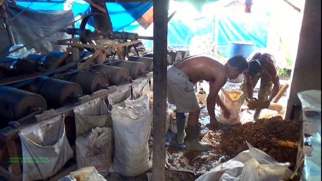 Penambang emas tradisional di Mandailing Natal. Foto: Ayat S Karokaro