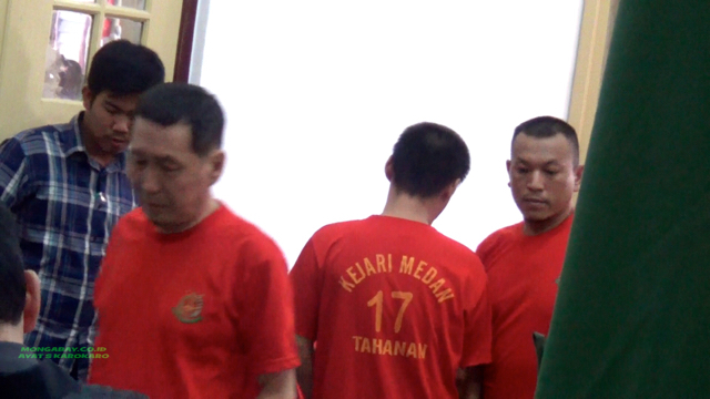 Ketiga terdakwa jual beli satwa dilindungi usai persidangan di PN Medan. Foto: Ayat S Karokaro
