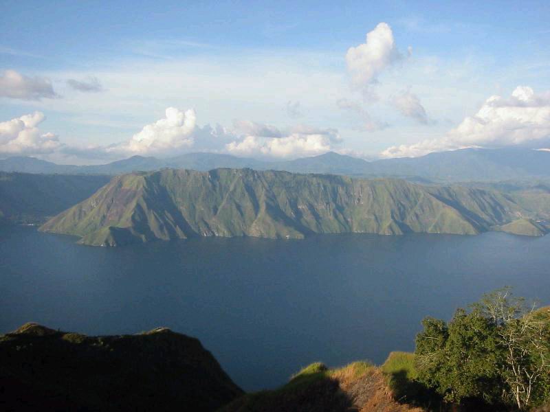 Gunung Toba yang kini menjadi komplek Danau Toba, dengan Pulau Samosir di tengahnya. Sumber: Wikipedia