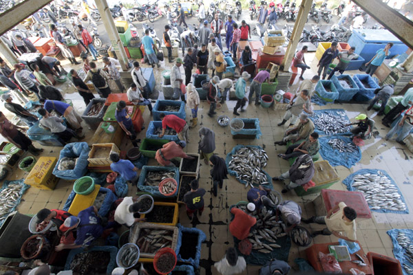 Keramaian yang terlihat di tempat pelelangan ikan | Foto: Junaidi Hanafiah
