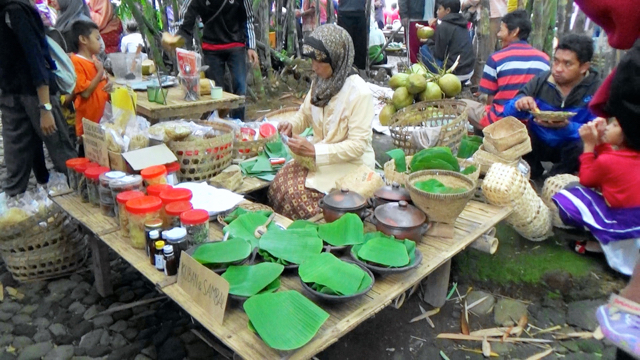 Pasar Papringan. Pasar tempat warga menjual beragam pangan, kerajinan dan lain-lain yang semua dibikin dengan bahan dan carar-cara alami. Foto: Nuswantoro/ Mongabay Indonesia