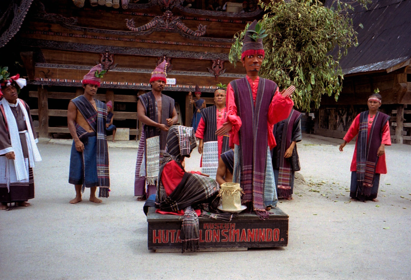 Sigale-gale, patung kayu seukuran manusia yang berada di Pulau Samosir, Sumatera Utara. Sumber: Wikipedia/Dan Lunberg – 2000 #311-11 Sumatra Samosir Island old Batak village/CC BY-SA 2.0