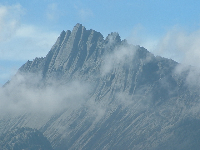 Pegunungan Jayawijaya merupakan rangkaian pegunungan yang membentang di Papua dengan puncak tertinggi adalah Puncak Jaya (4.884 meter dari permukaan laut) | Foto: Alfindra Primaldhi/Wikimedia Commons