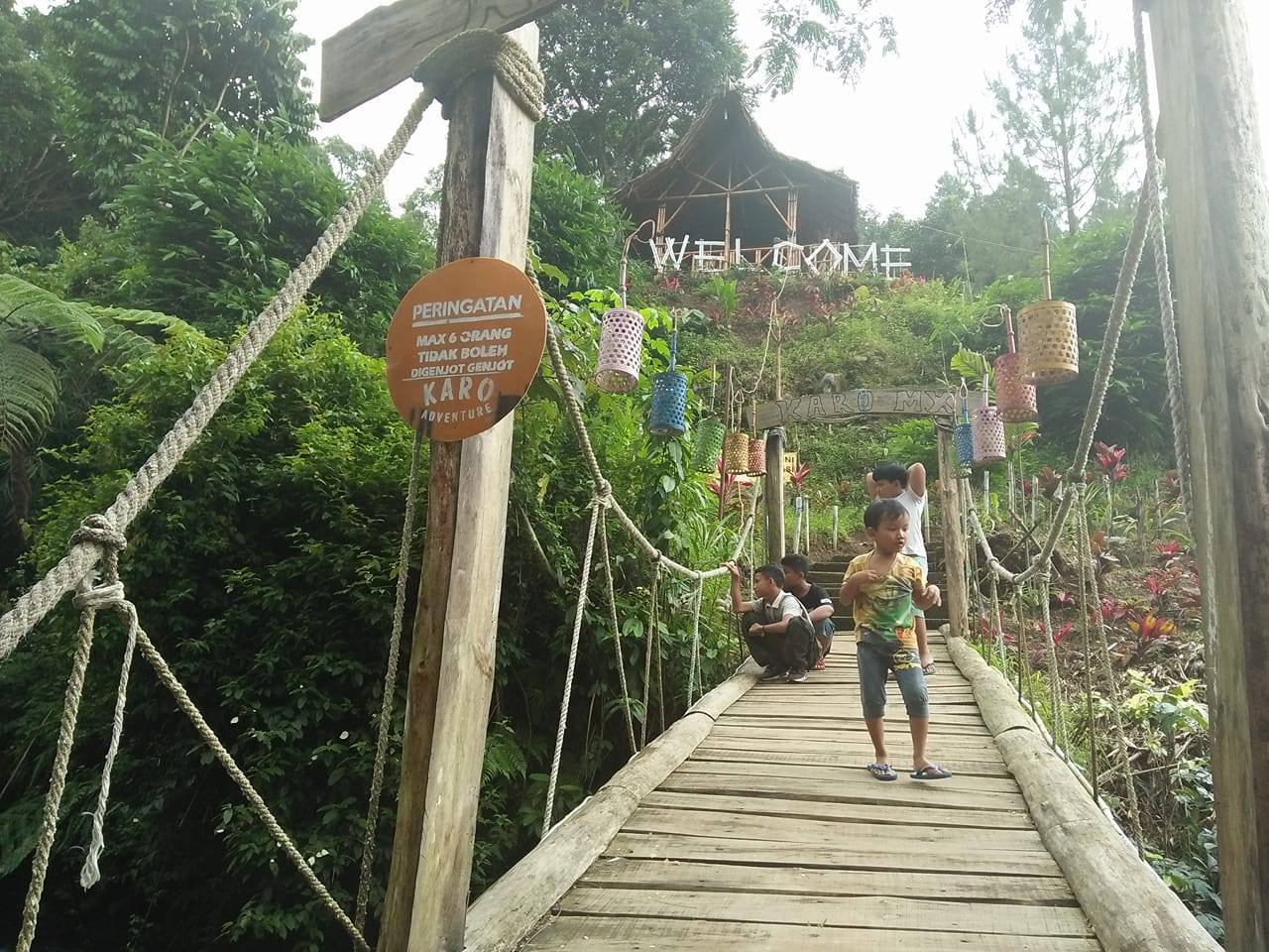 Jembatan bambu di atas sungai menuju kawasan rehabilitasi penghijauan lahan seperti pohon dan pakis hutan oleh kelompok Karo Adventure, Banyuwangi. Foto: Luh De Suriyani
