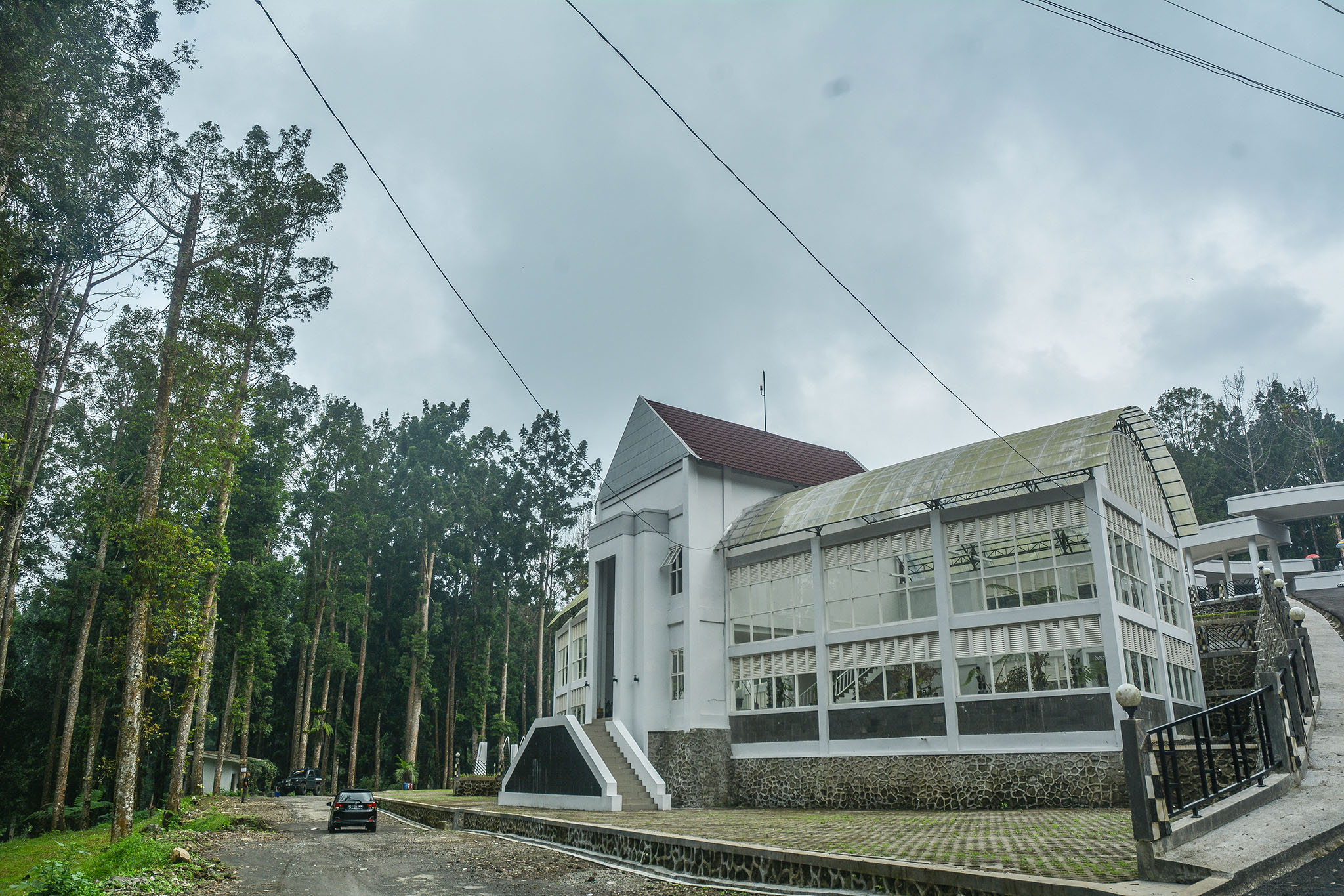 Bangunan green house yang berada di Kebun Raya Baturraden, Banyumas | Foto: L Darmawan